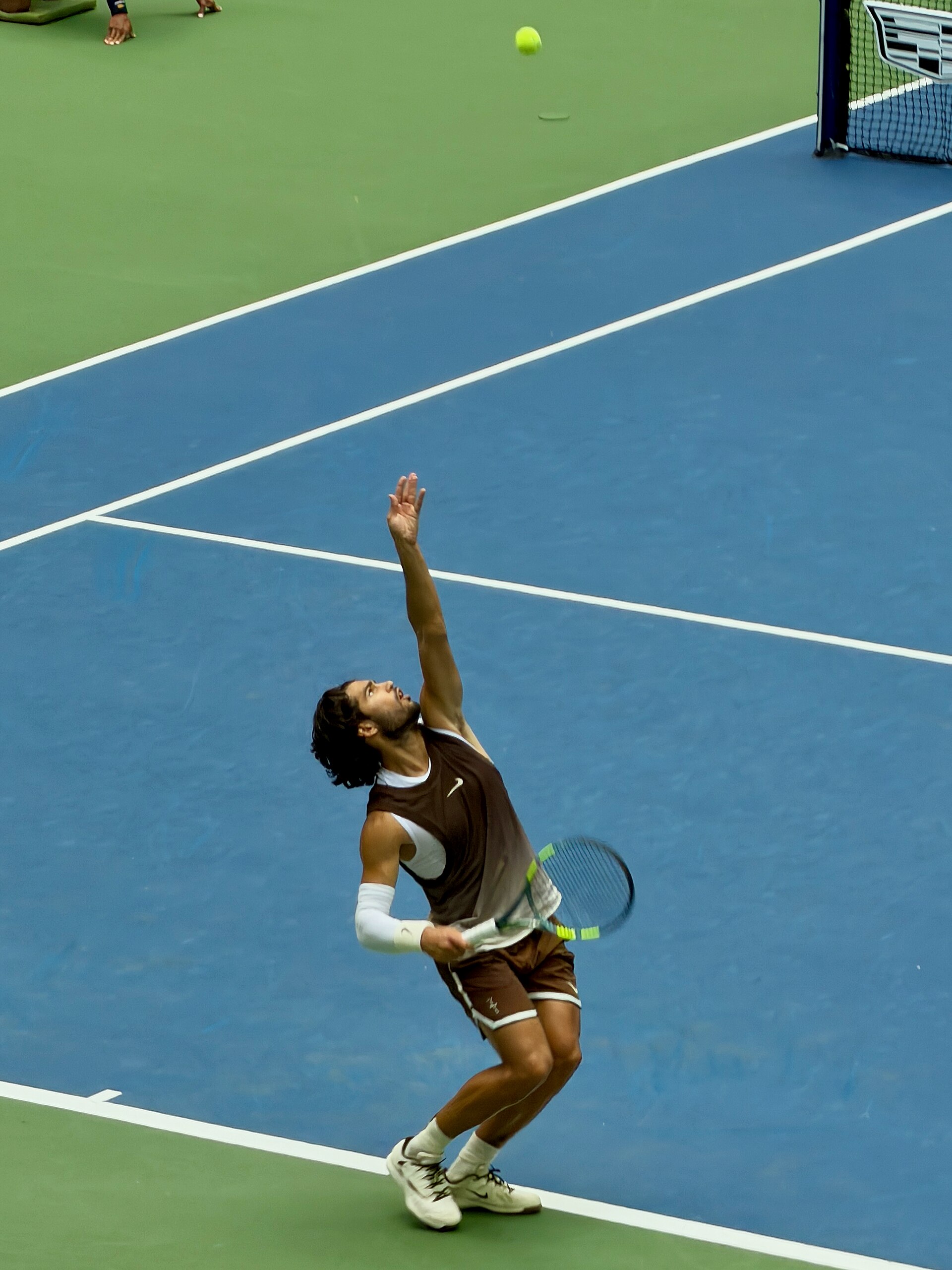 Carlos Alcaraz beim Aufschlag auf Hartplatz bei den US Open 2026