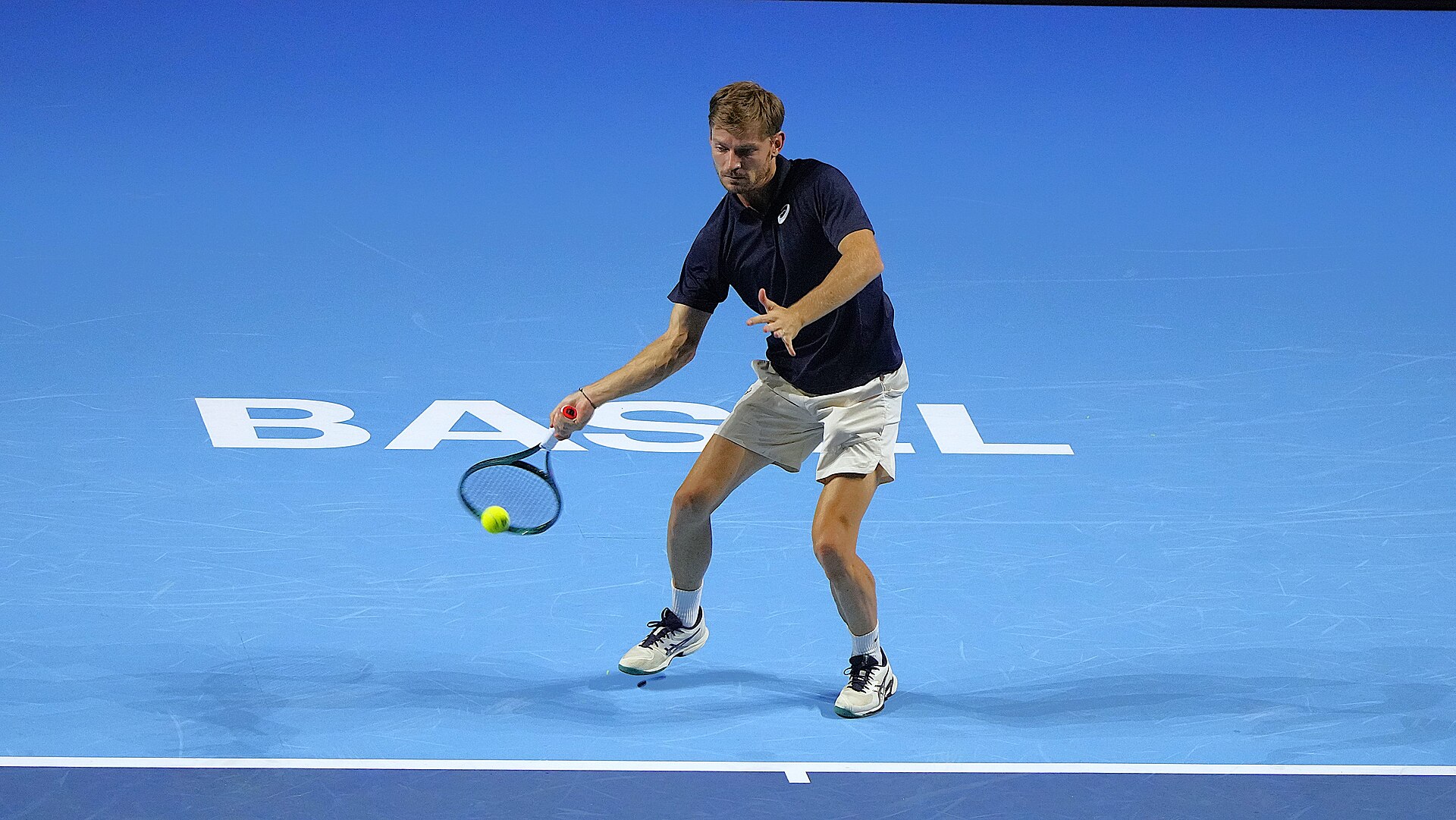 Alejandro Davidovich Fokina bei einer Vorhand in Basel