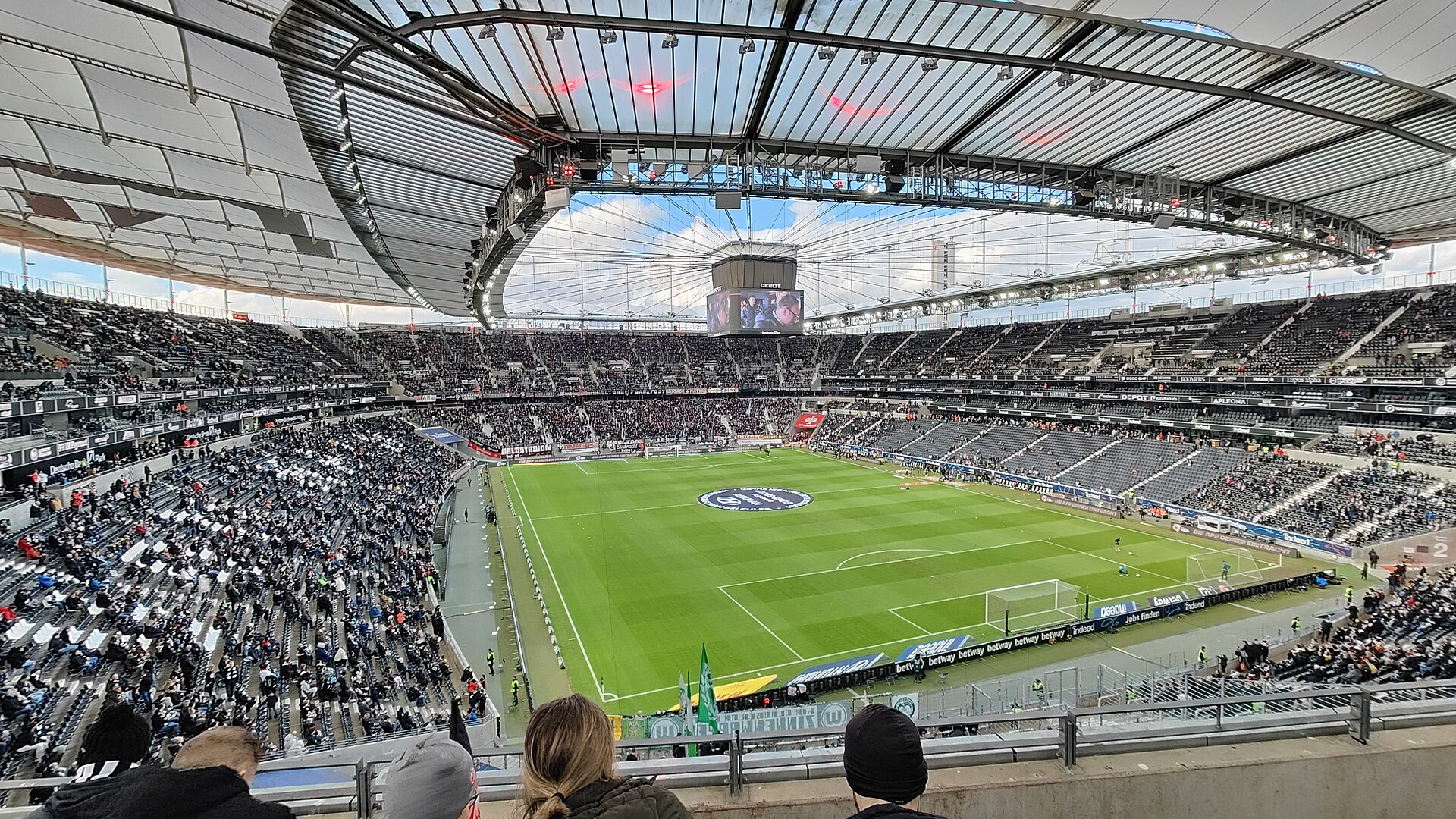 Tribünen im Frankfurter Stadion mit einer schwarz-weißen Choreografie