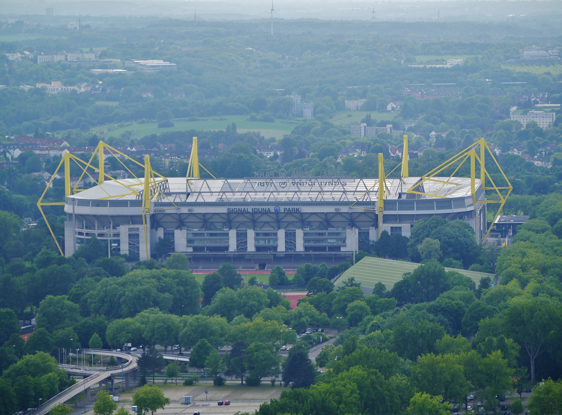 Blick vom Florianturm auf das Dortmunder Stadion mit seinen gelben Pylonen