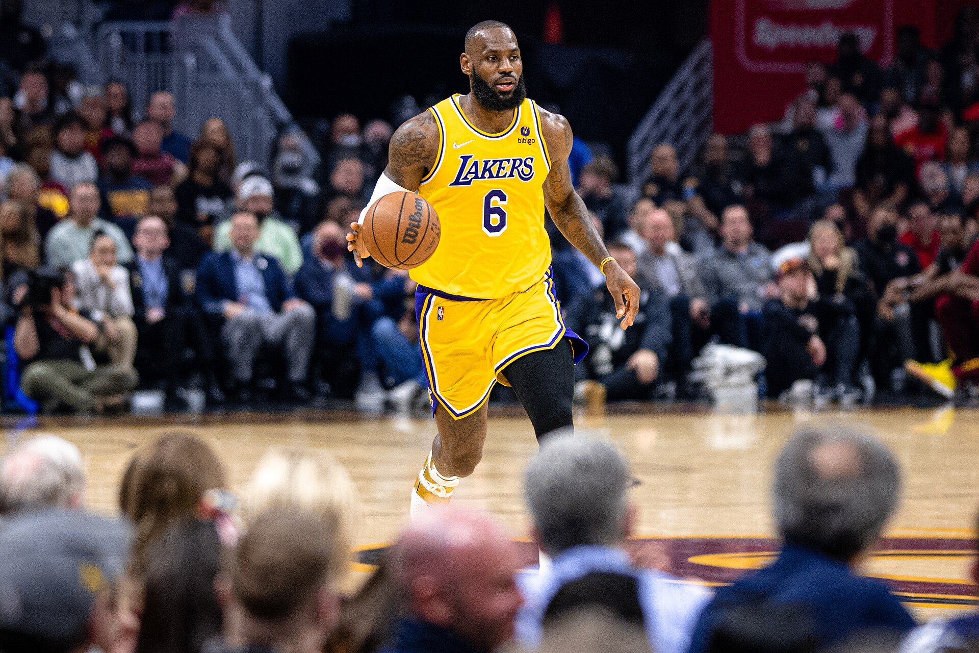 LeBron James am Ball im Trikot der Los Angeles Lakers