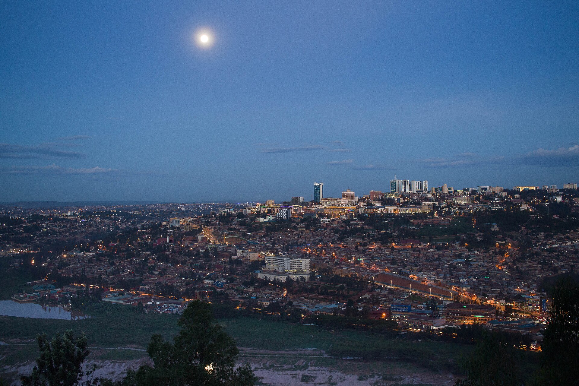 Beleuchtete Gebäude und Straßen in Kigali bei Nacht
