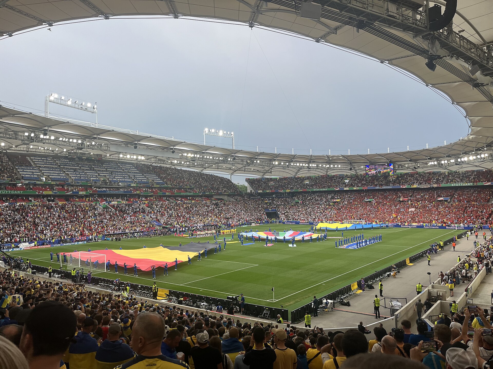 Blick über den Rasen und die besetzten Tribünen der Stuttgarter Arena
